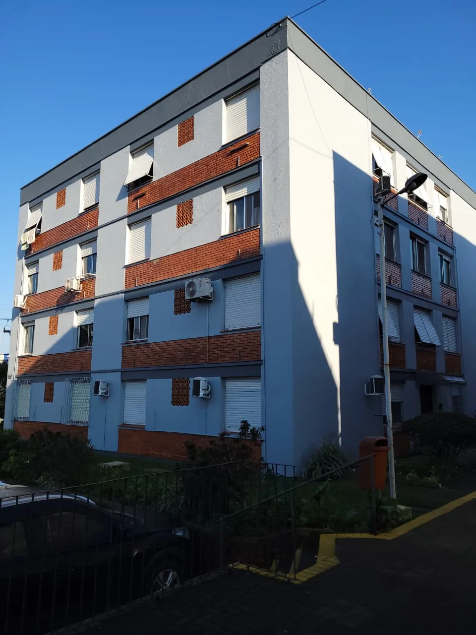 Edifício azul com faixas de tijolo aparente