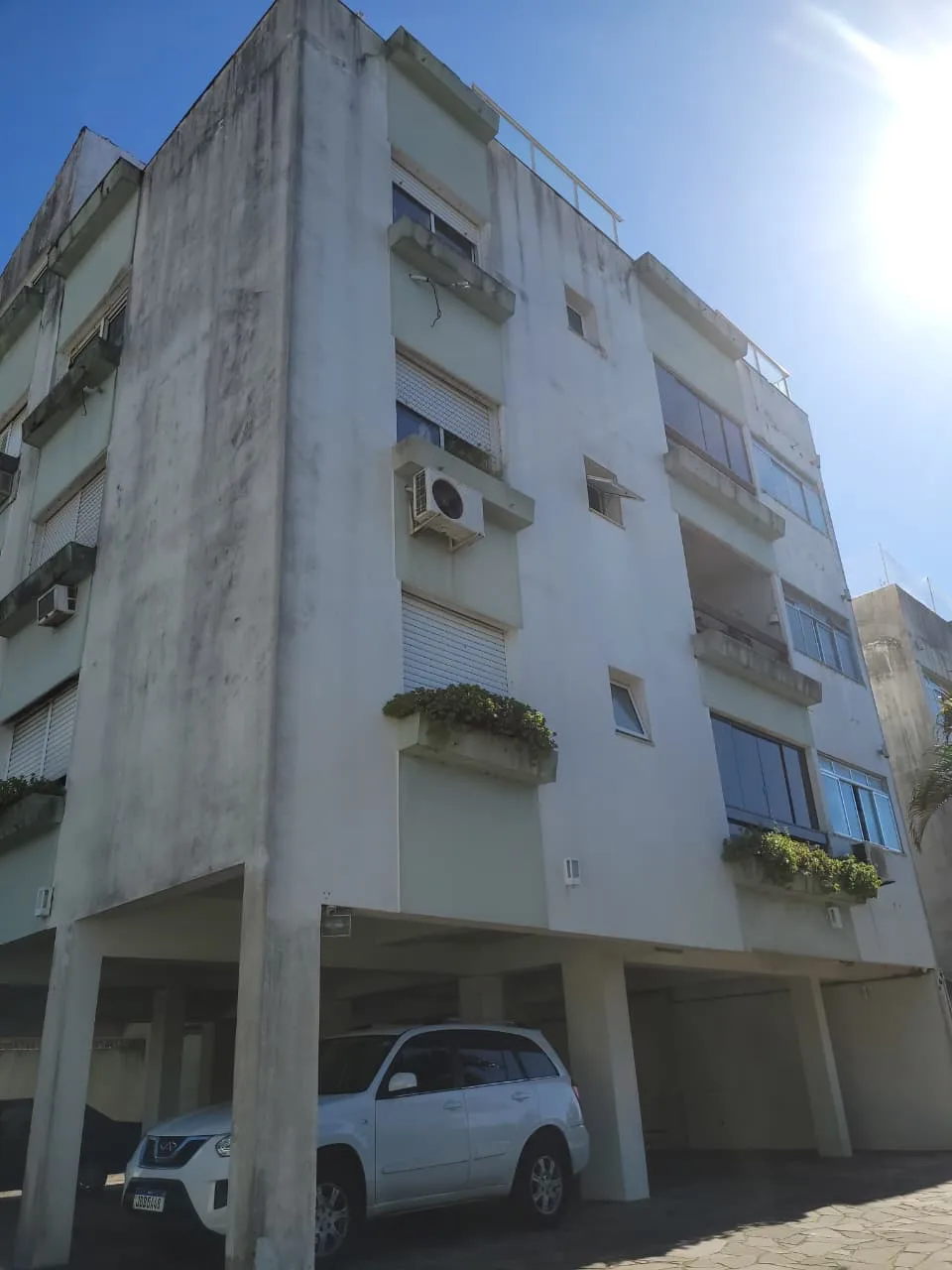Edifício branco sobre pilotis