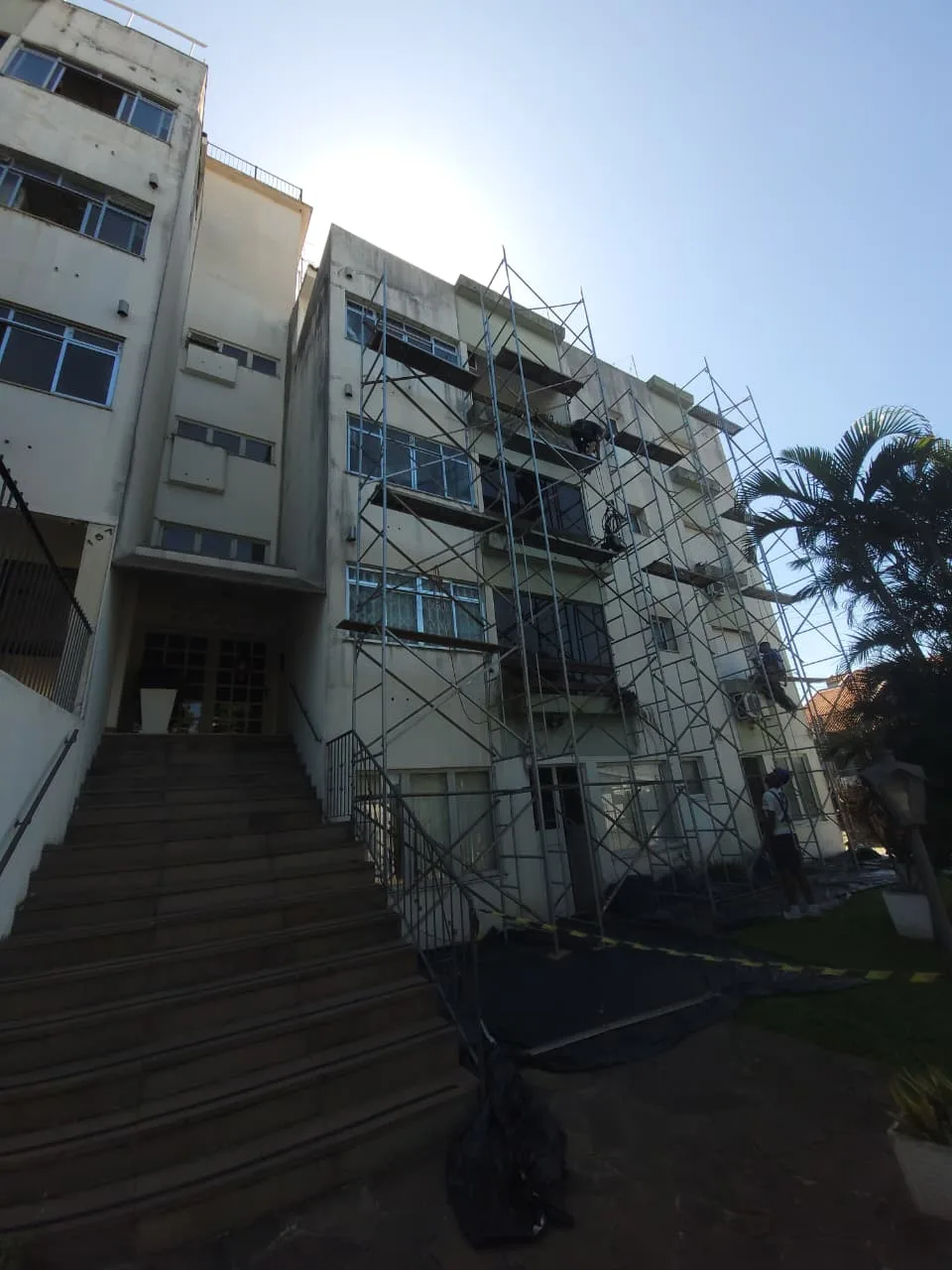 Obra predial com andaime na fachada