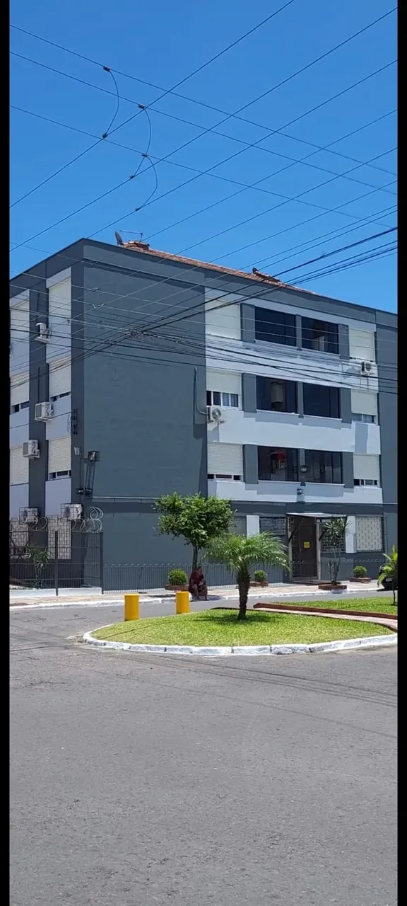 Prédio cinza e branco em esquina