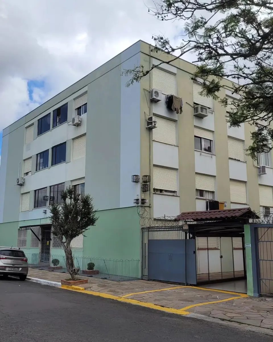 Prédio com fachada verde e bege