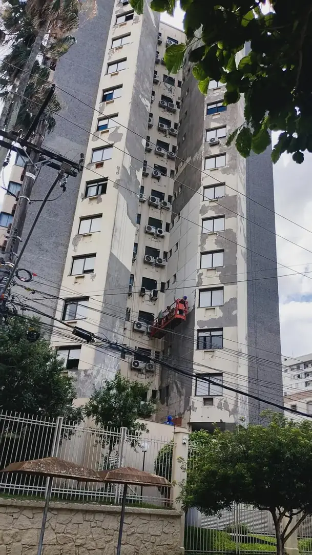 Fachada de prédio em pintura com plataforma elevatória