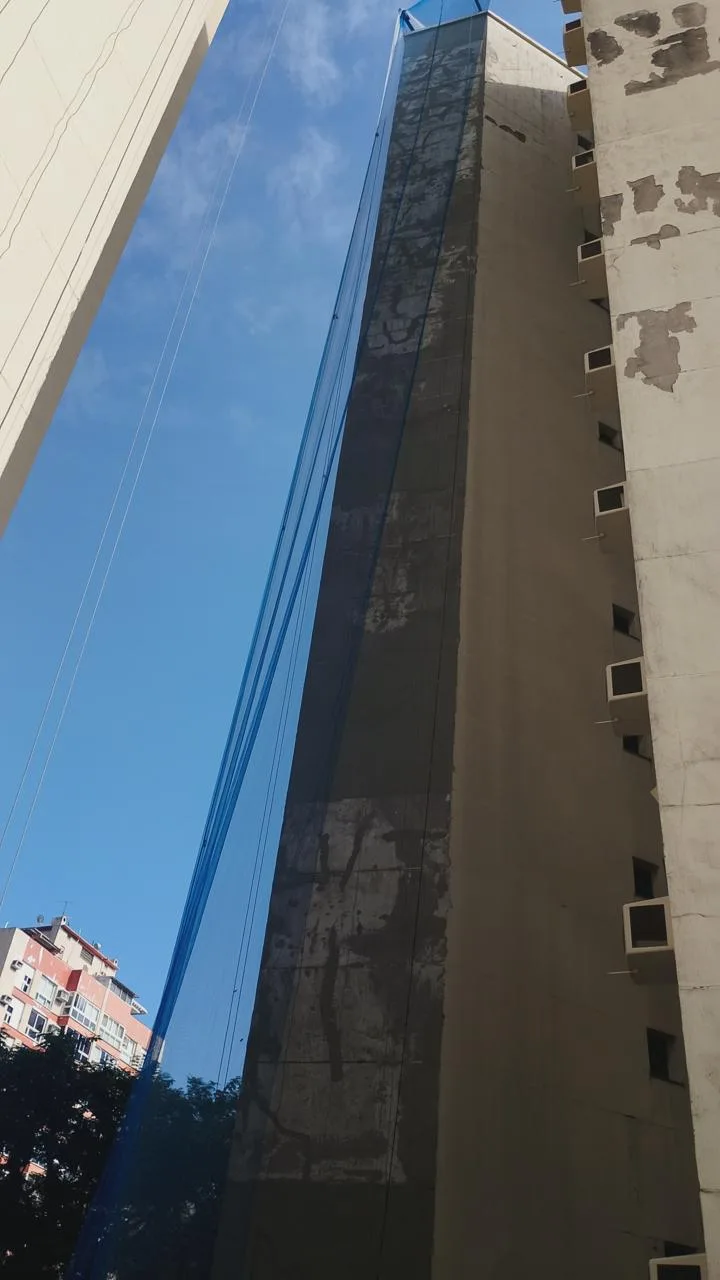 Fachada em preparação com tela de proteção